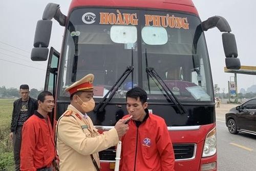 Tổng kiểm tra phương tiện chở khách trên địa bàn tỉnh Hòa Bình
