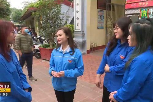 Thanh niên Thủ đô hỗ trợ du khách tham quan di tích