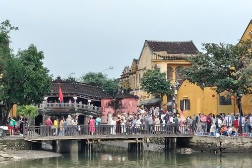 Phố cổ Hội An dập dìu du khách tham quan trong dịp Tết Nguyên đán