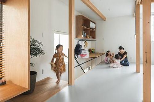 Gia đình có 3 con nhỏ sống thoải mái trong ngôi nhà phố chật hẹp nhờ thiết kế thông minh
