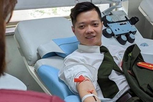 Thượng úy công an Hà Nội hiến máu cứu cháu bé 1 tuổi