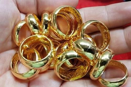 Chuyên gia vàng bạc chỉ điểm cách mua vàng nhẫn tròn trơn đảm bảo chất lượng ngày vía Thần Tài