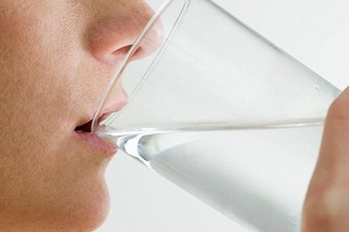 Vì sao khi say rượu bạn nên uống nhiều nước?