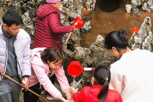 Quảng Ninh: Du khách đổ xô uống nước giếng tiên cầu may
