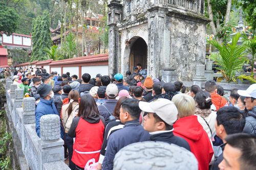 Hàng vạn người trẩy hội Chùa Hương trong ngày khai hội