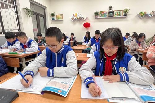 Học sinh Hà Nội đi học trở lại với nhiều hoạt động chào Xuân 2023
