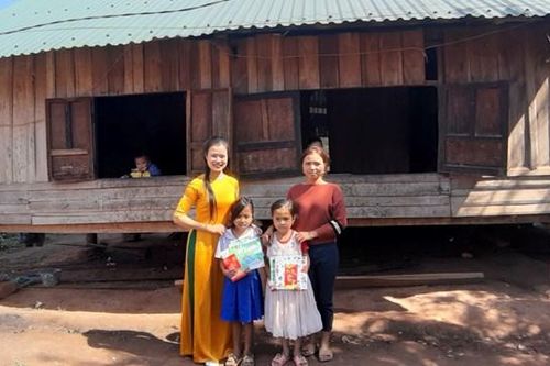 Học trò vùng cao Quảng Trị bất ngờ với lì xì độc đáo từ giáo viên