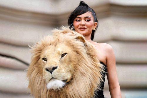 Vì sao váy gắn đầu sư tử giả của Kylie Jenner bị lên án