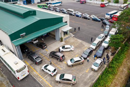 Ôtô xếp hàng tràn cửa trung tâm đăng kiểm ngày làm việc đầu năm
