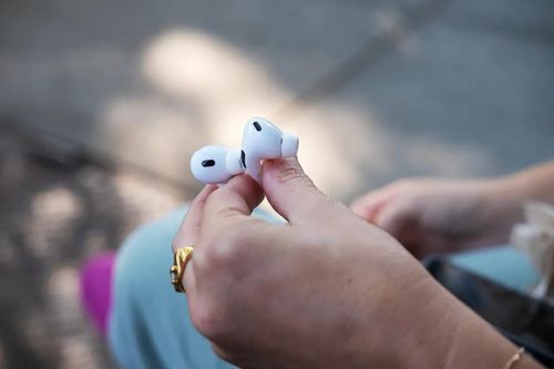 Lý do nhiều người đeo AirPods nhưng chẳng nghe gì