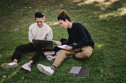 Anh cân nhắc tăng giờ làm thêm cho du học sinh