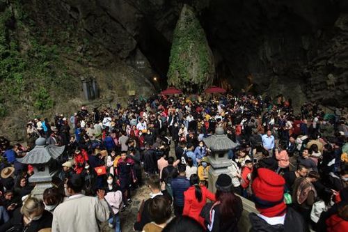Gần 4 vạn người trẩy hội chùa Hương ngày khai hội