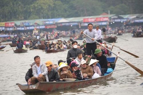 Chùa Hương đón hàng vạn du khách đến khai Hội