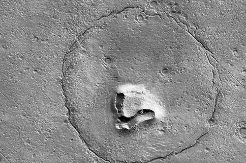 NASA phát hiện miệng núi lửa hình 'mặt gấu' trên sao Hỏa