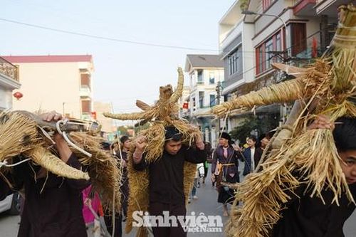 Gần 20 thanh niên hóa thân trong tích trò 'Trâu rơm, bò rạ'