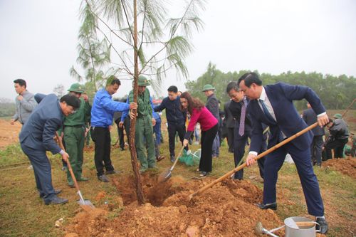 Quảng Trị trồng cây đầu Xuân tại Đền tưởng niệm Vua Hàm Nghi