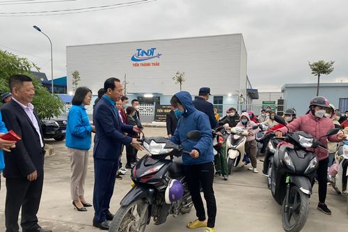 Hàng trăm công nhân được nhận lì xì trong ngày đầu tiên đi làm