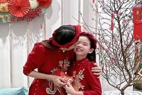 Thời trang áo dài đôi của mỹ nhân Việt và con gái những ngày đón Tết