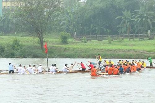 Hàng nghìn người dân đội mưa xem hội đua thuyền đầu xuân