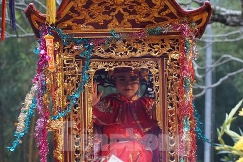 Màn rước nữ tướng 12 tuổi ở khai Hội Gióng