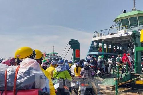 Hình ảnh lạ tại bến phà Cát Lái ngày mùng 6 Tết