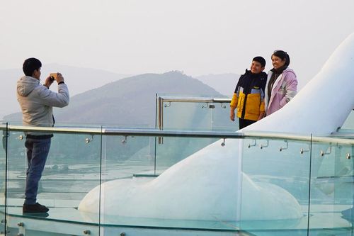 Cầu kính xuất hiện ở làng quê, người dân thích thú đến check-in