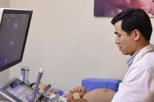 Hai mẹ con nguy kịch vì chồng mê tín không cho vợ đẻ ngày cuối năm