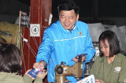 Mừng tuổi cho công nhân, người lao động trong ngày làm việc đầu năm mới 2023