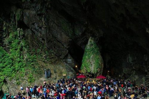 Hàng vạn người đổ về chùa Hương trẩy hội