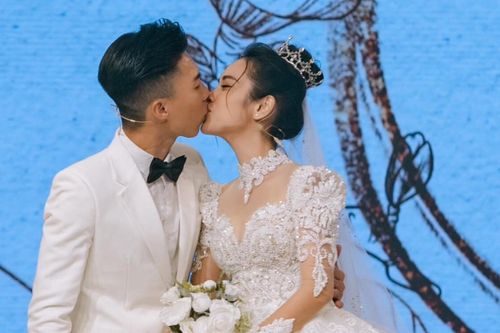 O Sen Ngọc Mai xúc động khi được ông xã cầu hôn sau 8 năm chờ đợi