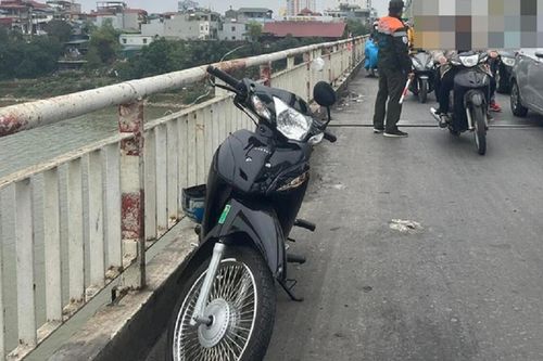 Chở bạn vừa lên đến cầu Chương Dương, nam sinh lớp 9 có hành động khiến tất cả chết sững
