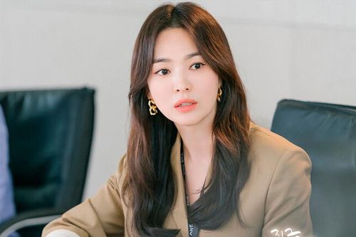 Ảnh thời trung học của Song Hye Kyo bỗng gây sốt, so sánh với hiện tại lại càng sốc hơn