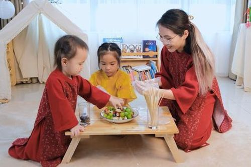 Mẹ Hà Nội tận dụng khoảng thời gian trẻ nghỉ Tết để chơi cùng con