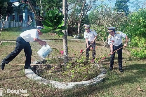Ra quân chăm sóc, trồng cây mừng Đảng, mừng Xuân