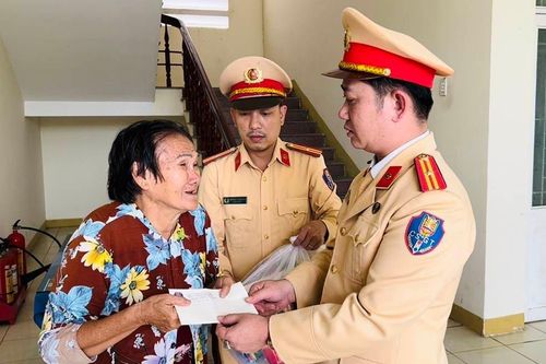 Quảng Ngãi: Cảnh sát giao thông giúp 3 bà cháu về nhà vì không có tiền đi xe khách
