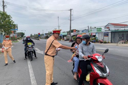 CSGT hỗ trợ hàng trăm nghìn thực phẩm thiết yếu cho người dân đi lại trước và sau Tết