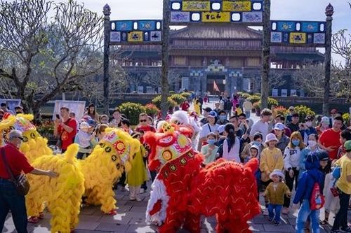 Khách du lịch đến tham quan Di sản Huế tăng đột biến dịp đầu năm mới