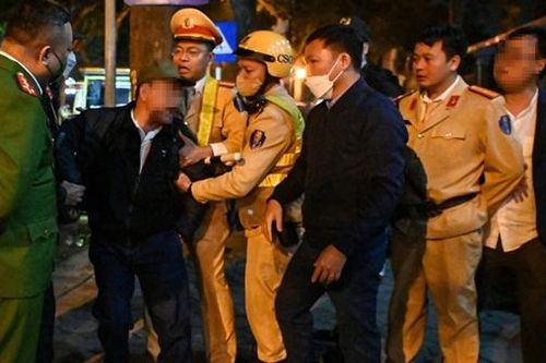 Triệu tập người đàn ông 'giúp cháu' lăng mạ CSGT