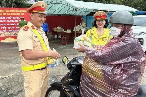 CSGT Quảng Ngãi hỗ trợ người dân trên đường vào Nam sau Tết