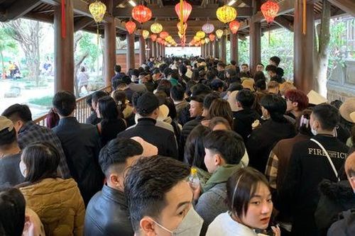 Du khách chờ hơn 4 tiếng để tham quan Khu du lịch Tràng An