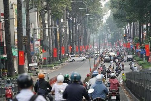 Ngày đầu đi làm sau kỳ nghỉ Tết, đường phố TPHCM đông đúc người xe