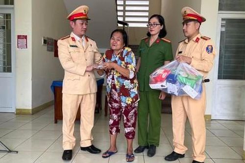 CSGT hỗ trợ 3 bà cháu thiếu tiền vé bị xe khách bỏ lại giữa đường