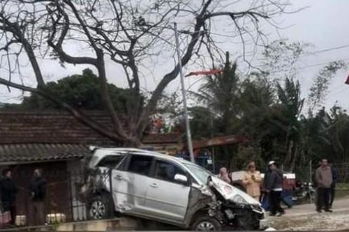 Tàu hỏa tông ô tô bẹp dúm, 5 người kịp thoát ra ngoài