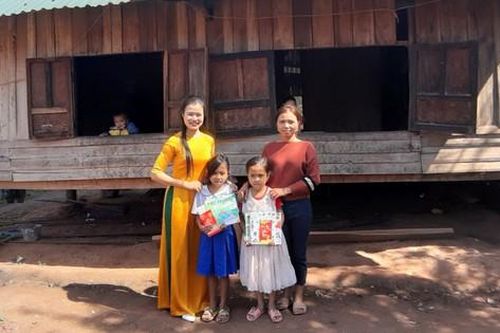 Sau Tết, giáo viên vùng cao đến nhà tặng món quà đặc biệt, vận động học sinh trở lại trường