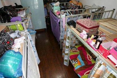 Giá thuê nhà đắt đỏ, 39 người chen chúc trong căn nhà 90m2 ở Thượng Hải: Kê tận 16 chiếc giường, vì lợi nhuận mà bất chấp rủi ro