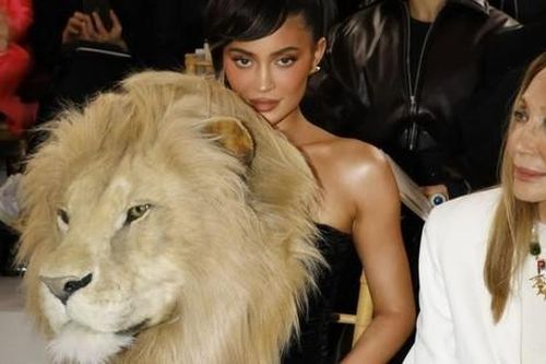 PETA 'giải cứu' Kylie Jenner giữa tranh cãi vụ đeo đầu sư tử trong show thời trang