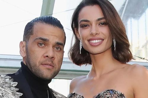 Vợ Dani Alves bị tấn công trên mạng xã hội