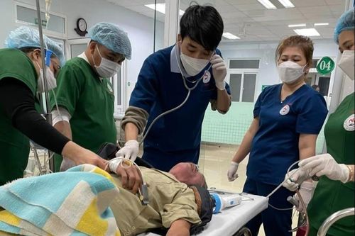 Người đàn ông nguy kịch do hóc đoạn lòng luộc dài 25 cm