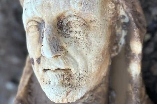 Phát hiện tượng Hercules cổ đại khi đang sửa ống nước ở Rome