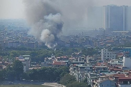 Khu xưởng rộng hàng trăm m2 bốc cháy ở Hà Nội